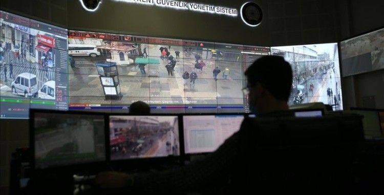 Bursa polisi Kovid-19 tedbirleri kapsamında maske takmayan vatandaşları kameradan tespit edip uyarıyor