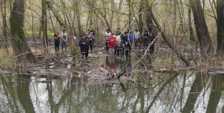 Yunanistan unsurlarınca şiddet gören 30 kişi, Meriç Nehri'nde mahsur kaldıkları adacıktan kurtarıldı