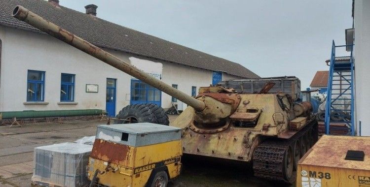 Çekya'da polise top ve tank teslim edildi