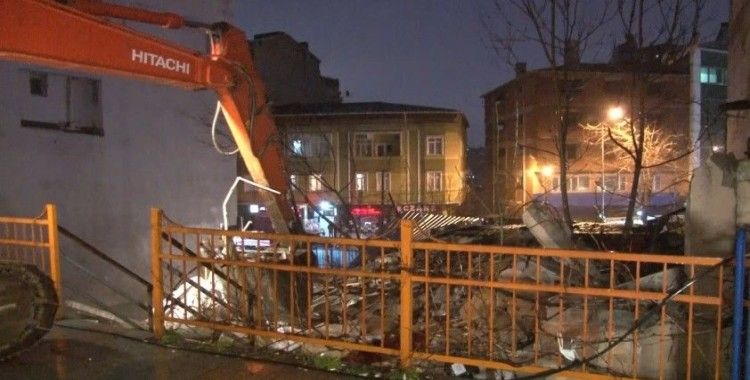 Kağıthane’de çöken metruk bina kontrollü şekilde yıkıldı
