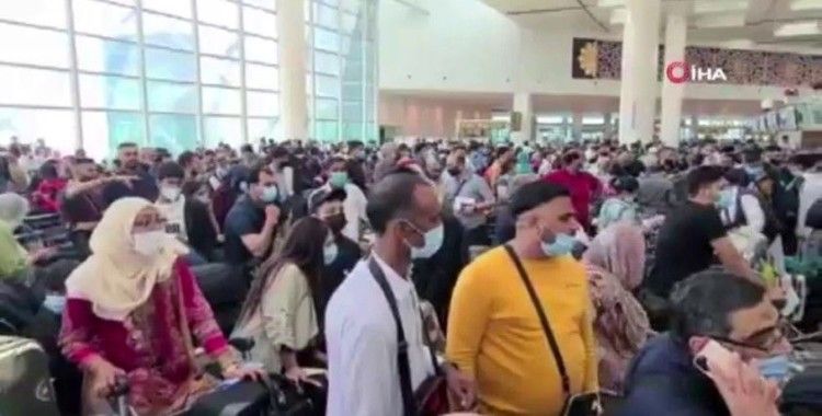 Binlerce Pakistanlı havalimanına akın etti