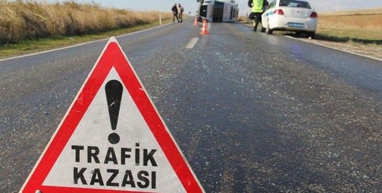 Kırıkkale'de ilginç kaza, cip park halindeki otomobilin üzerine çıktı