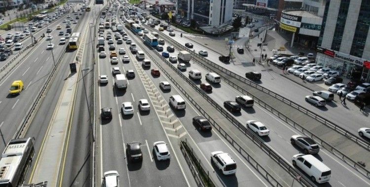 İstanbul'da hafta sonu kısıtlaması öncesi trafik yoğunluğu