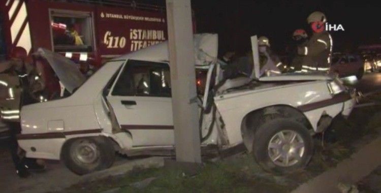 İstanbul’da feci kaza: Direğe ok gibi saplanan araçtan sağ çıktı