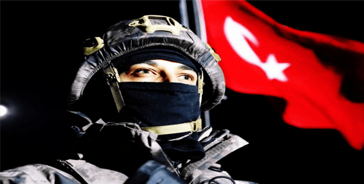 Bir ateş yakılır, sönmez bir daha, bu bayrak gönderden inmez bir daha!