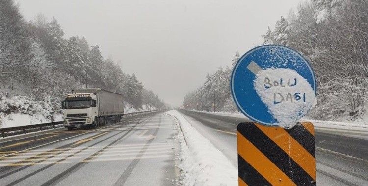 Anadolu Otoyolu ile D-100 kara yolunun Bolu Dağı kesiminde kar etkili oluyor