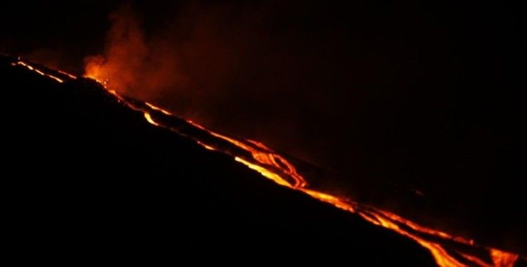 Karayipler'deki St. Vincent Adası'ndaki La Soufriere Yanardağı ikinci kez patladı