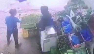 İsrail güçleri Batı Şeria'da Filistinli çocuğu plastik mermi ile gözünden vurdu