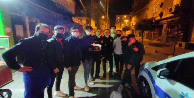 Beyoğlu’nda kavga ihbarına giden polise pasta sürprizi
