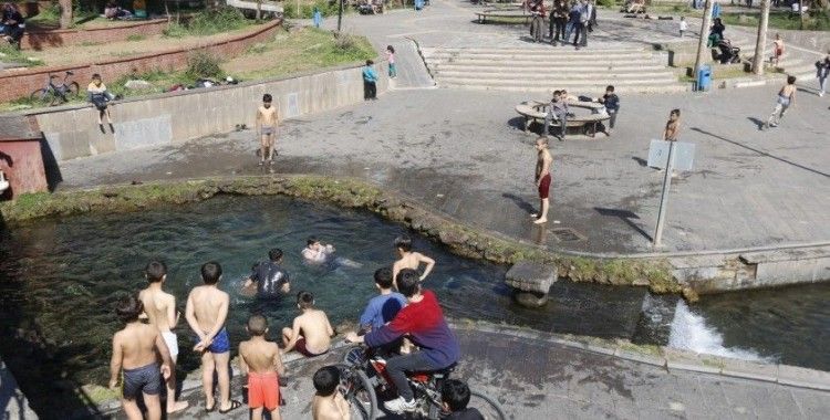 Diyarbakır’da çocuklar koronaya aldırış etmeden süs havuzunda eğlendi
