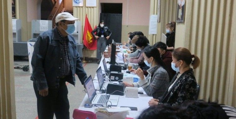 Kırgızistan'da halk Anayasa değişikliği referandumu için sandık başında