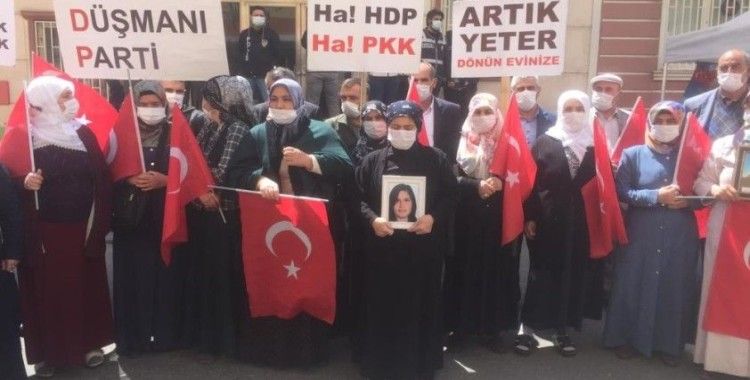 Yüreği yanık bir anne daha HDP önündeki evlat nöbeti eylemine katıldı