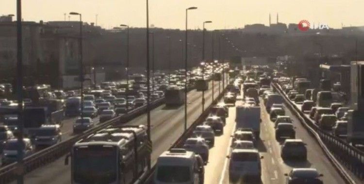 İstanbul'da trafik yoğunluğu yüzde 72 seviyesine ulaştı
