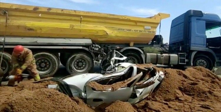 Üzerine kum yüklü kamyon devrilen otomobilin içindeki sürücü hayatını kaybetti