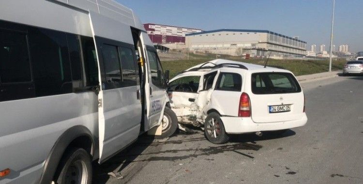 Esenyurt'ta işçi servisi ile hafif ticari araç çarpıştı: 8 yaralı