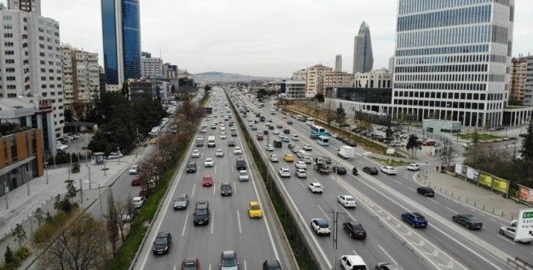 İstanbul’da ilk iftar öncesi trafik yoğunluğu başladı
