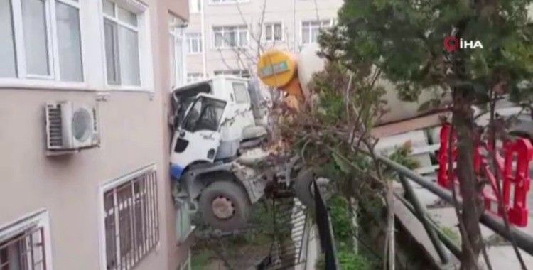 Beşiktaş’ta beton mikseri 6 katlı binaya çarptı