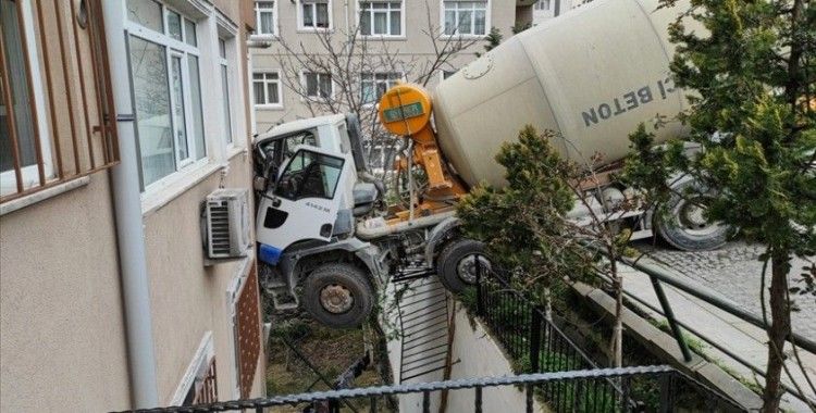 Beşiktaş'ta beton mikseri 7 katlı binaya çarptı