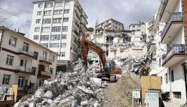 Ankara'da çökme riski bulunan apartmanın etrafındaki binalarda tahliye çalışmaları sürüyor