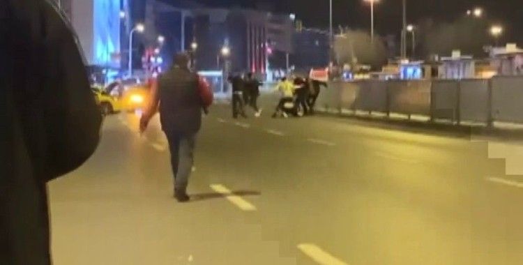 Kadıköy’de kazaya karışan şahısların yol ortasında kavgası kamerada