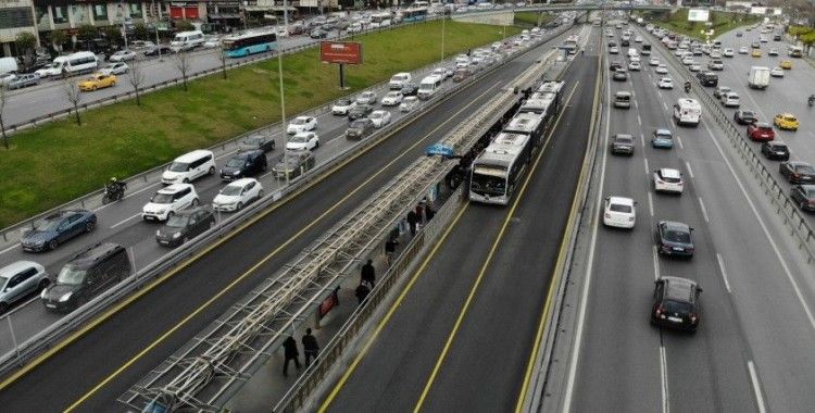 İstanbul'da metrobüs duraklarında dikkat çeken yoğunluk