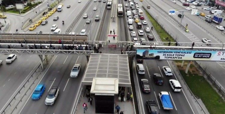 İstanbul'da toplu taşıma araçlarında yoğunluk