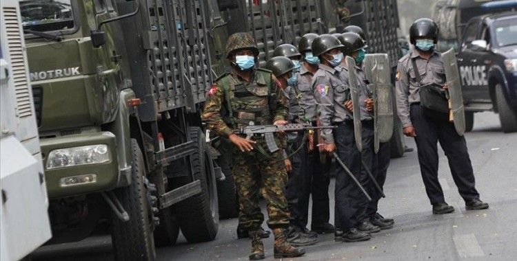 Myanmar ordusu 2 protestocuyu öldürdü, caminin bağış paralarını yağmaladı