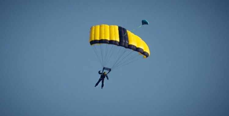 Base jump dünya rekortmeni Kuzey Marmara Otoyolu’ndan paraşütle atladı