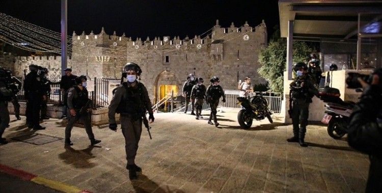 İsrail polisi bir kez daha Kudüs'te teravih namazı sonrası bir araya gelen Filistinlilere müdahale etti
