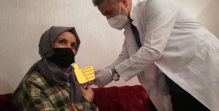 Bakan Fahrettin Koca ikna etti Anaokulu öğretmeni aşısını oldu