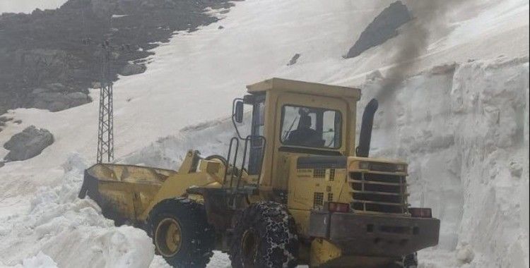 Şırnak’ta ekipler, nisan ayında 5 metre kar ile mücadele ediyor