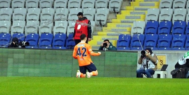 Süper Lig: Medipol Başakşehir: 1 - Fenerbahçe: 1 (İlk yarı)
