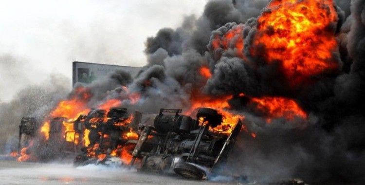 Nijerya'da akaryakıt tankeri patladı: 7 ölü