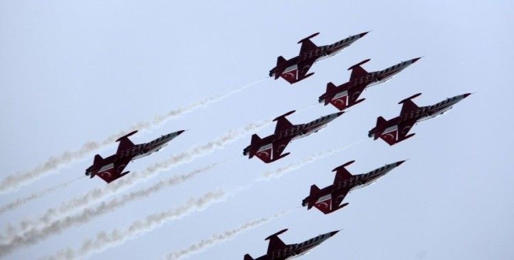 Türk Yıldızları’ndan İskenderun’da selamlama uçuşu