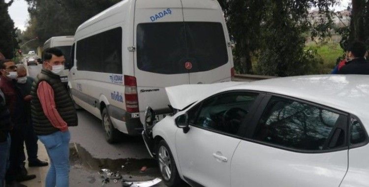 Otomobil, servis minibüsüne çarptı: 1 yaralı