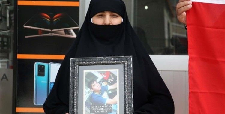 Muş'ta teröristlere tepki gösteren anne, 'Neden Selahattin Demirtaş'ın çocuklarını götürmüyorlar' diye sordu