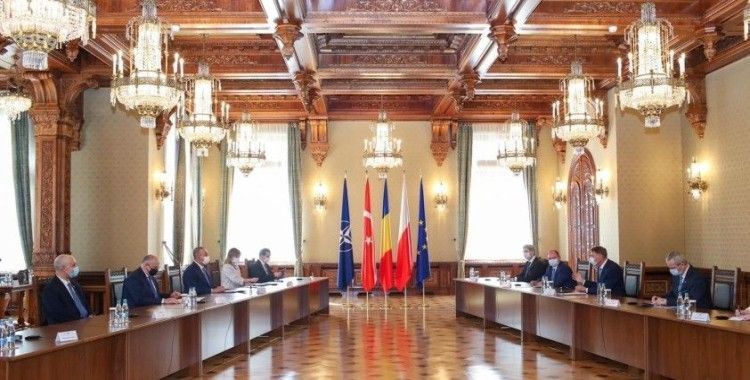 Dışişleri Bakanı Çavuşoğlu, Romanya Cumhurbaşkanı Iohannis ile bir araya geldi