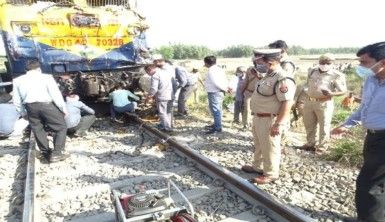 Hindistan'da yolcu treni kamyona çarptı