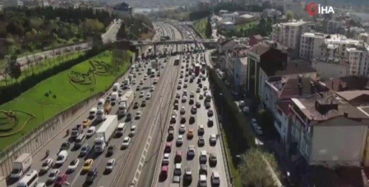 İstanbul’da yüzde 74’lere ulaşan trafik yoğunluğu havadan görüntülendi