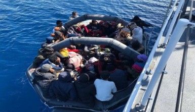 Orta Akdeniz'de lastik bot battı