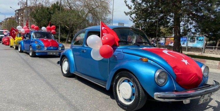 Klasik otomobil tutkunları 23 Nisan için bir araya gelip, çocukları sevindirdi