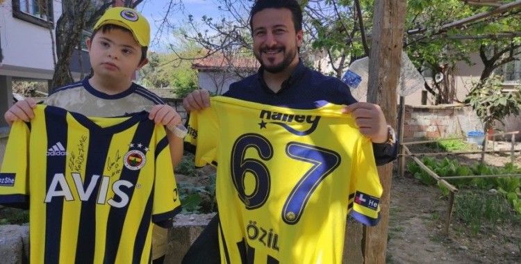 Mesut Özil’den Down sendromlu çocuğa 23 Nisan sürprizi