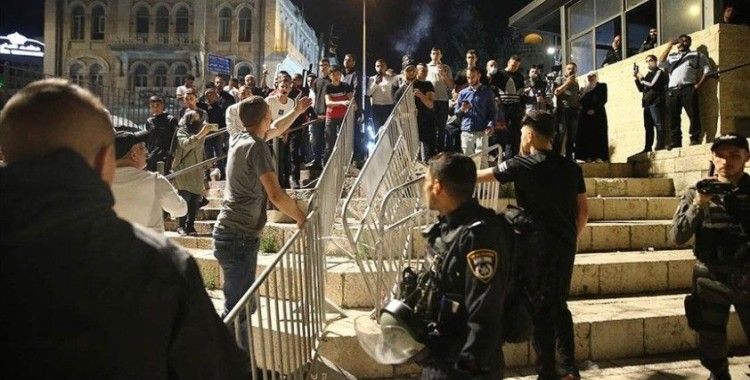 İsrail polisinin geri adım atmasıyla Filistinliler Şam Kapısı'ndaki barikatları kaldırdı