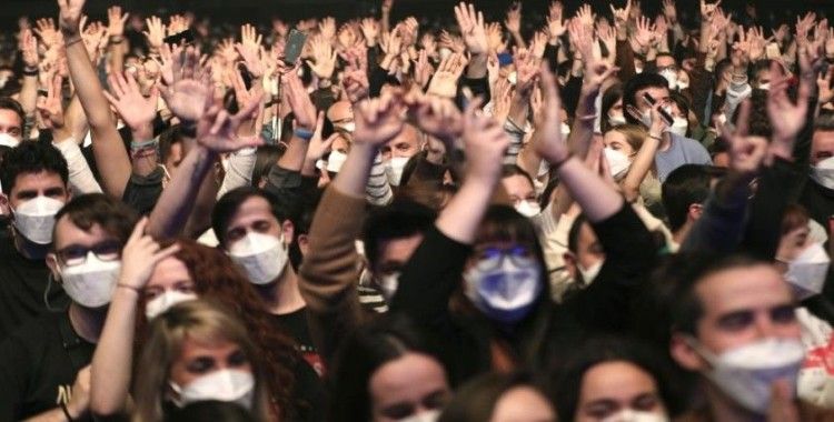 İspanya'da sosyal mesafesiz konsere katılanlarda enfeksiyon belirtisi görülmedi