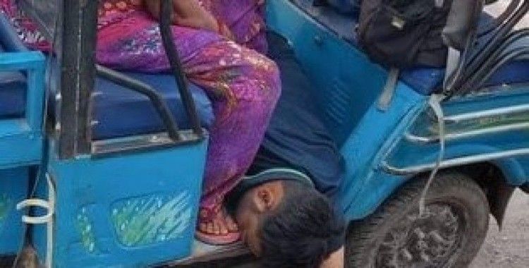 Hindistanlı anne koronadan ölen oğlunu tuktukla taşıdı