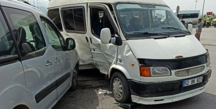 Hafif ticari araç ile minibüs çarpıştı: 3 yaralı