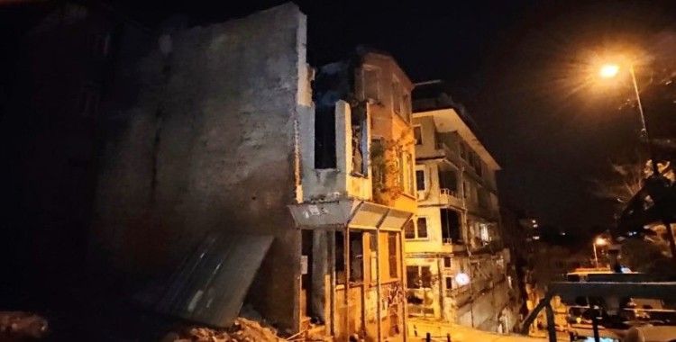 Beşiktaş’ta kullanılmayan iki katlı binada çökme meydana geldi
