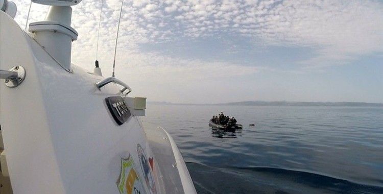 Balıkesir açıklarında Türk kara sularına geri itilen 63 sığınmacı kurtarıldı