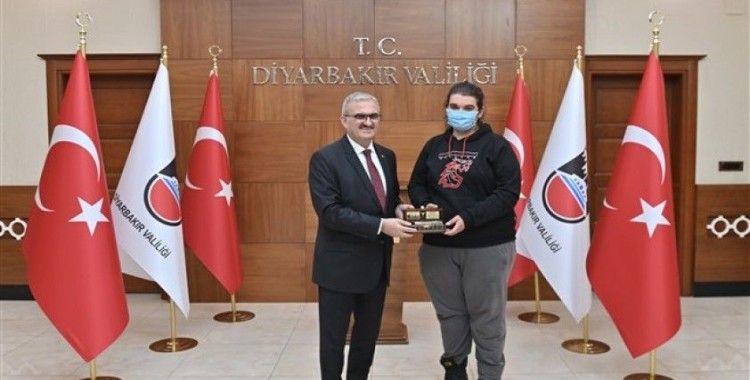 Vali Karaloğlu, başarılı öğrencilerle bir araya geldi