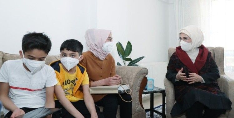 Emine Erdoğan, Suriyeli bir aileyi ziyaret etti
